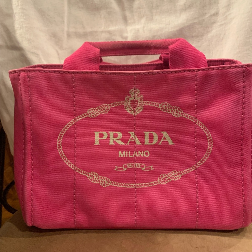 PRADA
Canapa Small Logo Tote Fuxia